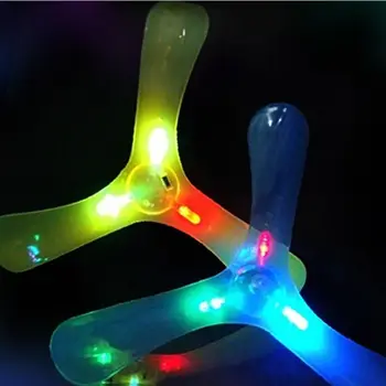 2018 Bumerangues Pires de Disco Exterior de Crianças Brinquedos de Cores Aleatórias Nova Luminoso do DIODO emissor de Luz do Flash-até Voador de Brinquedo 28x21cm